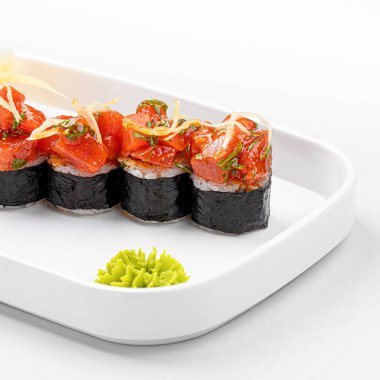 Baharatlı ton balıklı gurme Japon suşisi.