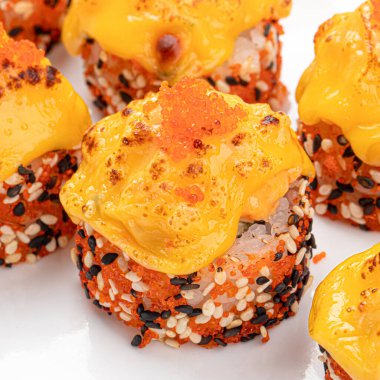 Çedar peyniri ve havyarlı suşi rulolarına yakın çekim