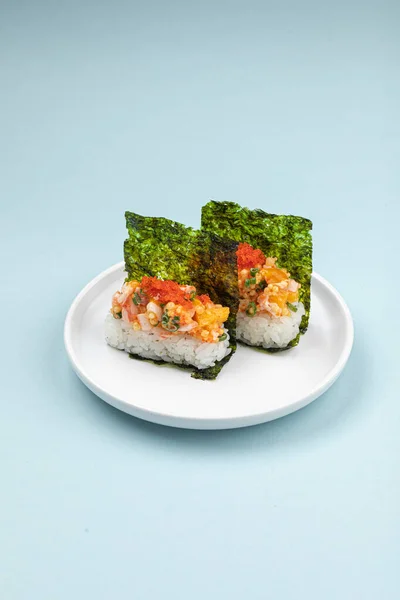 日本手卷与虾和鱼子酱的配比 — 图库照片