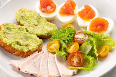 Yumurtalı somon ve avokado tostlu sağlıklı bir kahvaltı.