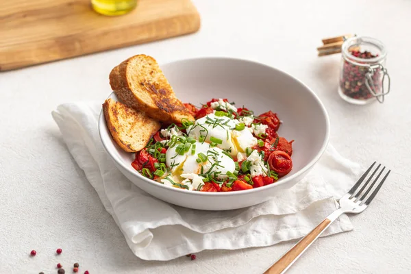 Portion Gourmet Frühstück Mit Pochierten Eiern Und Tomaten — Stockfoto