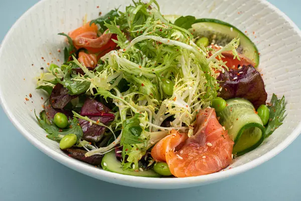 Mavi Arka Planda Somonlu Taze Gurme Salatası — Stok fotoğraf