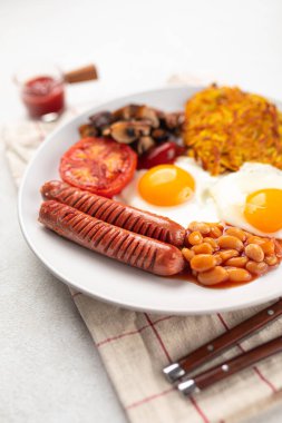 Yumurta ve sosisli İngiliz kahvaltısı.