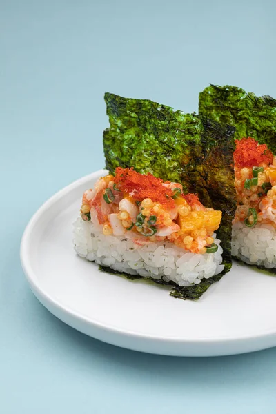 日本手卷与虾和鱼子酱的配比 — 图库照片