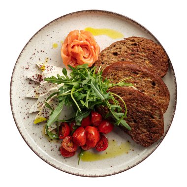 Kızarmış ekmek ve salata ile somon aperatifi.