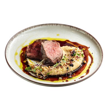 İzole edilmiş gurme dana eti madalyonu ve ezilmiş kereviz.