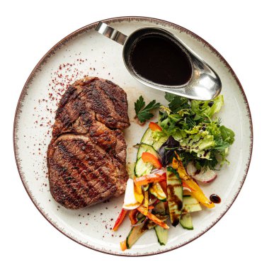 Dana eti, salata ve soslu ayrı bir porsiyon.