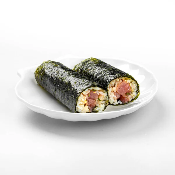 Portion Rouleaux Sushi Maki Thon Non Coupés Sur Fond Blanc — Photo