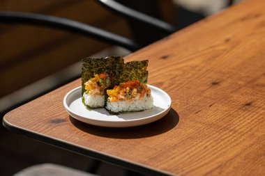 Masada karides ve havyarlı Japon dürümleri var.