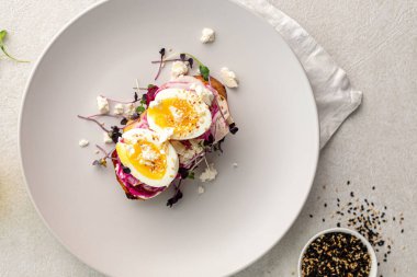 Yumurta ve sebzeli gurme bruschetta tostu.