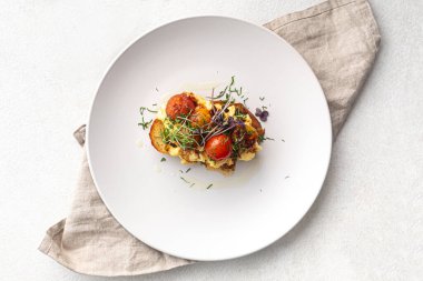 Çırpılmış yumurta ve sebzeli bruschetta.