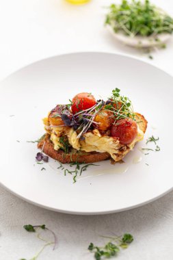 Çırpılmış yumurta ve sebzeli bruschetta.