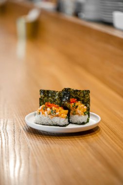 Masada karides ve havyarlı Japon dürümleri var.