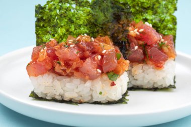 Baharatlı ton balıklı Japon el rulosu.