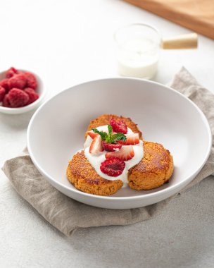 İştah açıcı Rus şuruplu gözleme kahvaltısı.