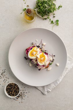 Yumurta ve sebzeli gurme bruschetta tostu.