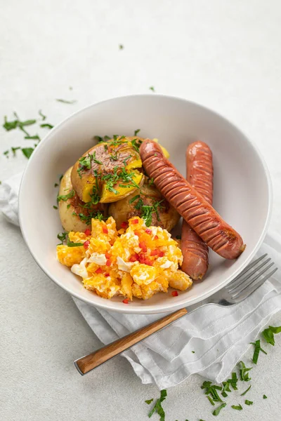 Portion Deutsches Eierfrühstück Mit Würstchen Und Kartoffeln — Stockfoto