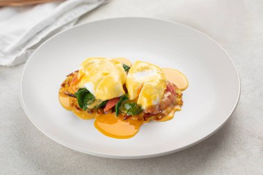 Hollandaise soslu gurme yumurtalı Benedict.