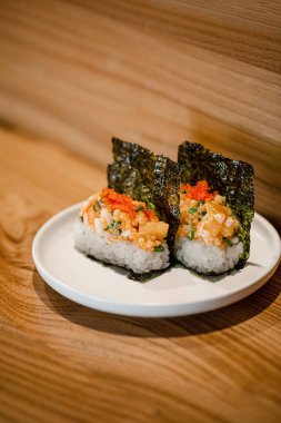 Masada karides ve havyarlı Japon dürümleri var.