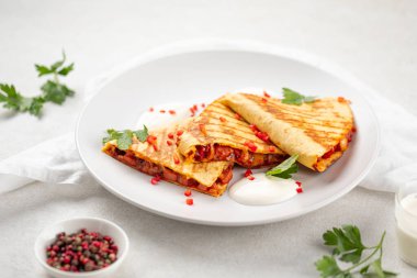 İştah açıcı quesadilla dürümü. Yanında tavuk ve biber.