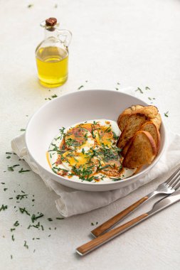 Soslu ve ekmekli gurme yumurtası porsiyonu.