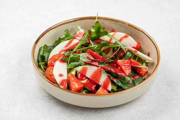 Çilek Sebzeli Sağlıklı Renkli Salata — Stok fotoğraf