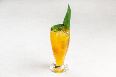 Buzlu ve naneli bir bardak taze meyve limonatası.