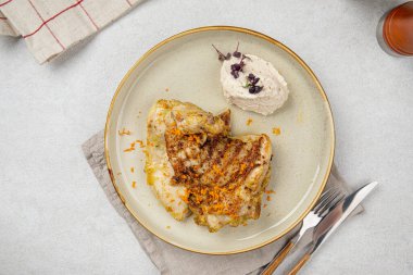 Ceviz kremalı pişirilmiş tavuk porsiyonu.