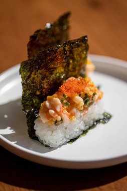 Masada karides ve havyarlı Japon dürümleri var.