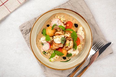 Ptitim ve deniz ürünleri içeren gurme yemeği porsiyonu