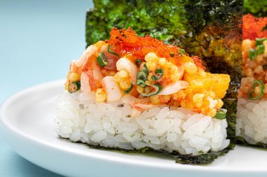 Japon usulü karides ve havyarlı rulo.