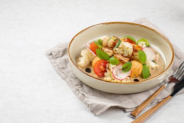 Ptitim ve deniz ürünleri içeren gurme yemeği porsiyonu