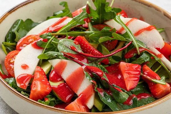 Porție Salată Sănătoasă Colorată Căpșuni Verdeață — Fotografie, imagine de stoc