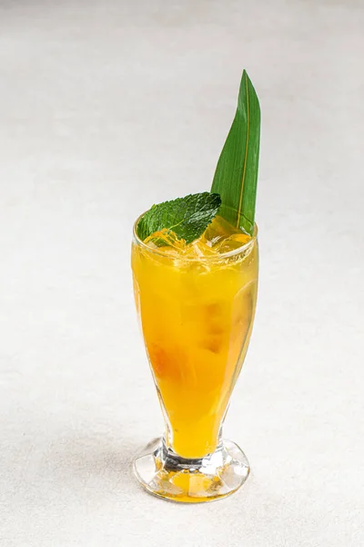 Bicchiere Limonata Frutta Fresca Con Ghiaccio Menta — Foto Stock