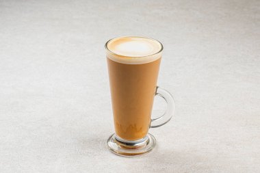 Bir bardak sıcak sütlü kahve macchiato.