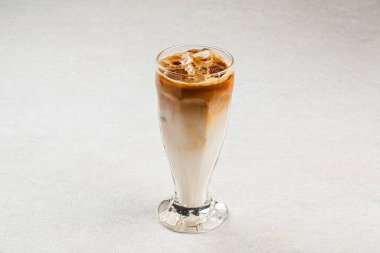 Bir bardak buzlu ve sütlü soğuk kahve.