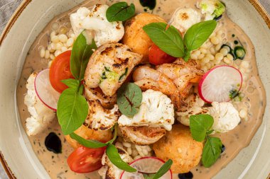 Ptitim ve deniz ürünleri içeren gurme yemeği porsiyonu