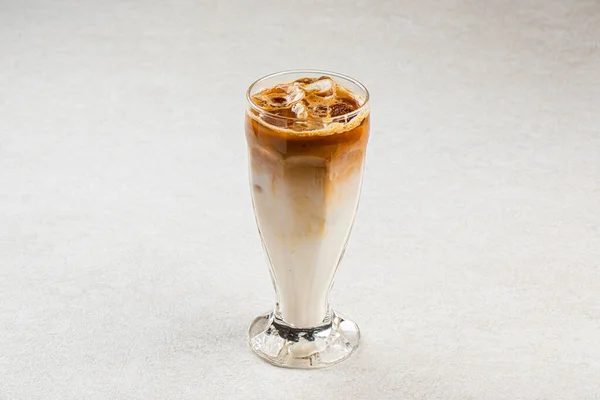Стакан Холодного Кофе Льдом Молоком Светлом Фоне — стоковое фото