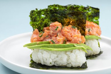 Japon usulü somon ve avokado dürümleri.