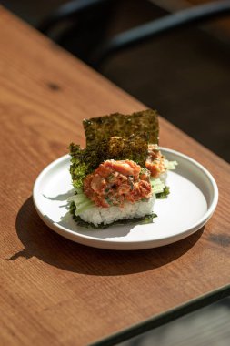 Kafe masasında unagi soslu japon ekmeği.