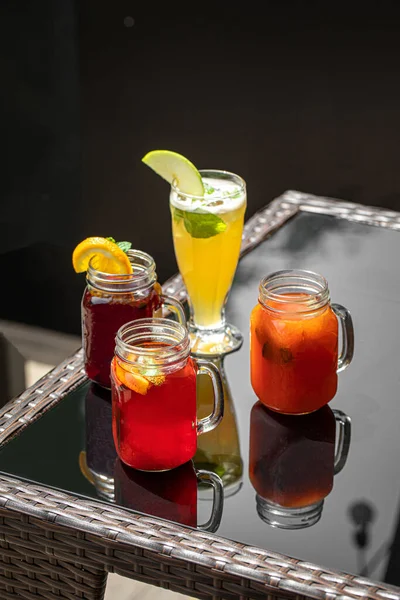 Cuatro Vasos Diferentes Frutas Frescas Limonadas Mesa Café — Foto de Stock