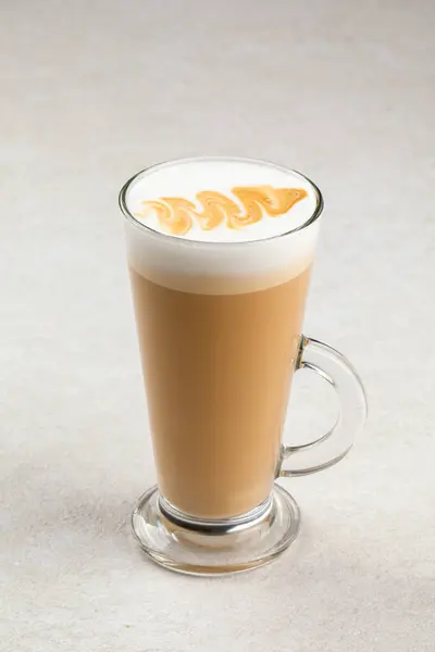 Gelas Secangkir Kopi Latte Macchiato Dengan Seni Dan Busa — Stok Foto