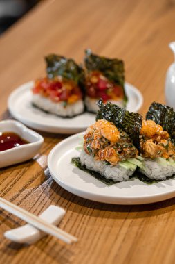 Japonların açtığı suşi rulolarında farklı balık ve soslar vardı.