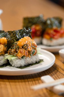 Japonların açtığı suşi rulolarında farklı balık ve soslar vardı.