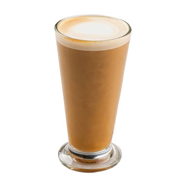 İzole edilmiş cam bardak sıcak sütlü kahve macchiato.