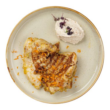 İzole edilmiş gurme porsiyon fındık kremalı tavuk.