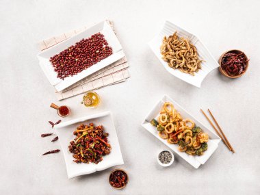 Asya 'nın çeşitli Çin yemek masalarında en iyi manzara.