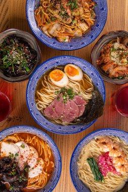 Makarna çorbası setinin üst görüntüsü.