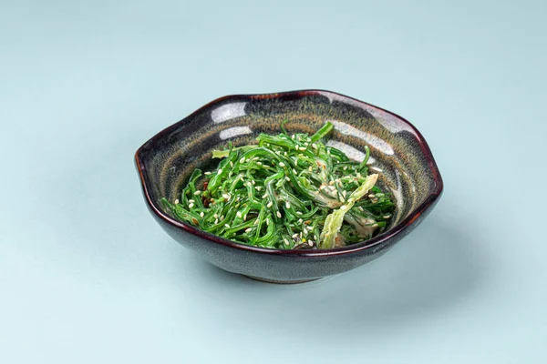 Bowl Japanese Chuka Seaweed Salad Blue Background — Stock Photo, Image