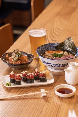 Japon yemek tabakları, suşi ve bira.